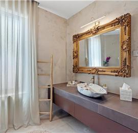 4 bedroom villa with indoor and outdoor pools in Galižana, Istria, sleeps up to 8